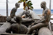 Die Installationen des Bildhauers Jason deCaires Taylor stellen Menschen in unterschiedlichen Lebenssituationen dar – wie hier auf Lanzarote eine Gruppe auf einem Rettungsboot Foto: Jason deCaires Taylor